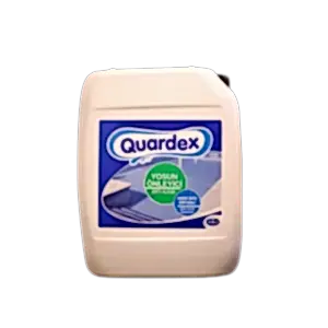 Yosun önleyici, mikrobiyal faaliyetleri durdurarak havuz suyunda yosun oluşumunu engelleyen kimyasal